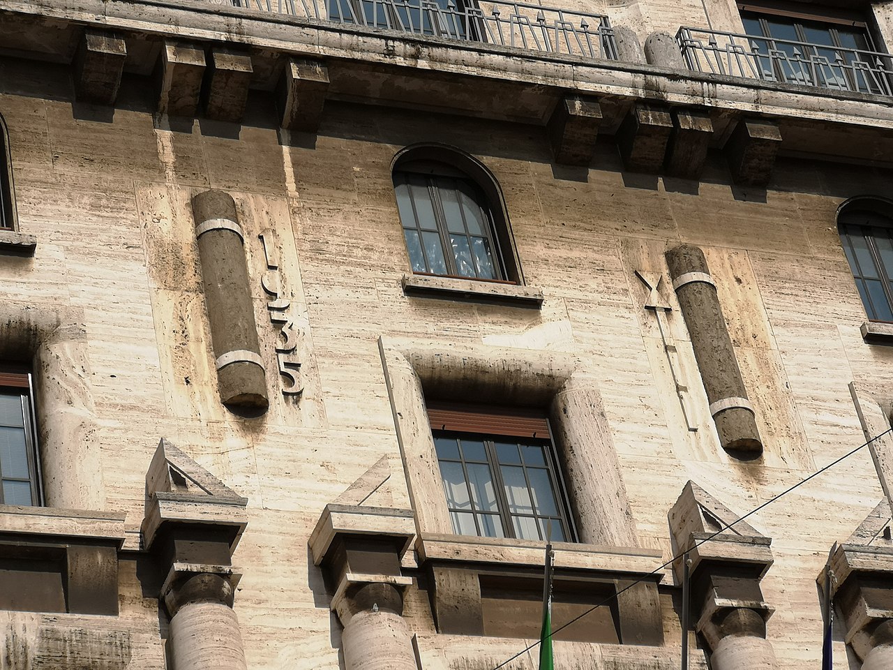 Die an der Fassade des Mailänder Finanzamtes immer noch sichtbaren Fasces von 1935 •Bartleby08 • CC BY-SA 4.0